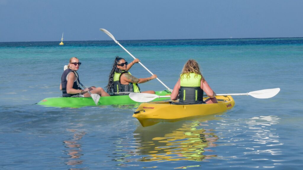 mangel halto kayaking women paddling
