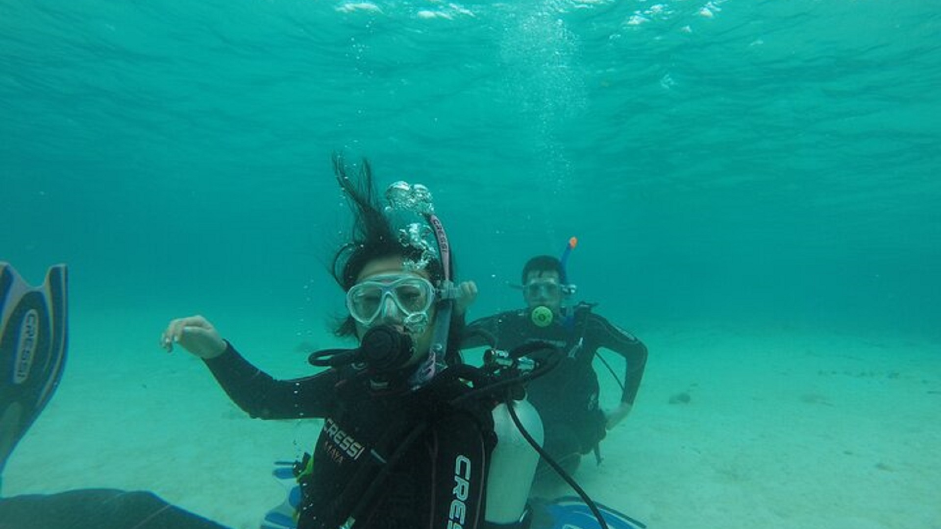 new divers learning essential scuba skills during the Aruba PADI Discover Scuba Diving program